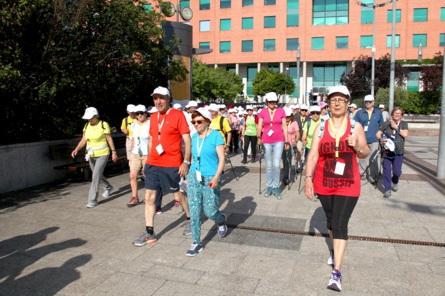 Semana del Mayor 2017 - Concentración y Recorrido de Marcha Nórdica - Imagen de personas en momento del recorrido de Marcha Nórdica.