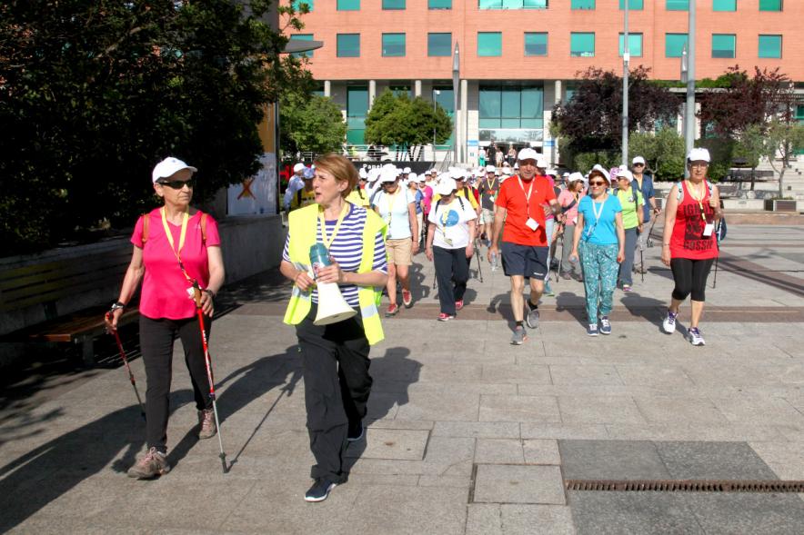 Semana del Mayor 2017 - Concentración y Recorrido de Marcha Nórdica - Imagen de personas en momento del recorrido de Marcha Nórdica.