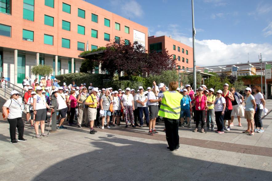 Semana del Mayor 2017 - Concentración y Recorrido de Marcha Nórdica - Imagen de personas en momento de la salida del recorrido de Marcha Nórdica.