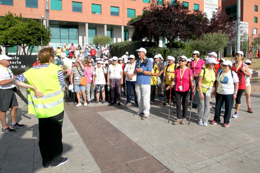 Semana del Mayor 2017 - Concentración y Recorrido de Marcha Nórdica - Imagen de personas en momento de la salida del recorrido de Marcha Nórdica.