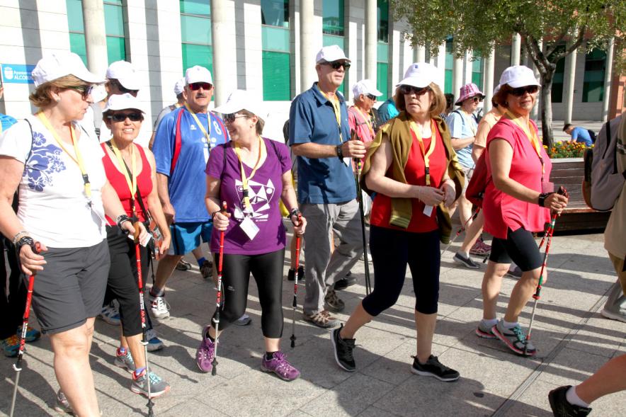 Semana del Mayor 2017 - Concentración y Recorrido de Marcha Nórdica - Imagen de personas participantes en la prueba.
