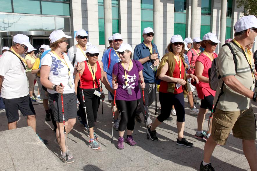 Semana del Mayor 2017 - Concentración y Recorrido de Marcha Nórdica - Imagen de personas en momento del recorrido de Marcha Nórdica.