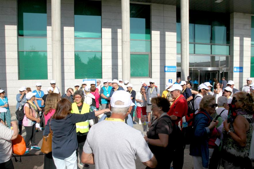 Semana del Mayor 2017 - Concentración y Recorrido de Marcha Nórdica - Imagen de personas participantes en la prueba.
