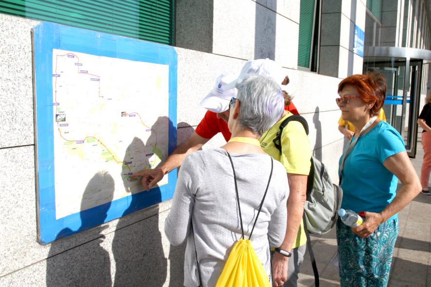 Semana del Mayor 2017 - Concentración y Recorrido de Marcha Nórdica - Imagen de personas mirando el recorrido de la Marcha Nórdica.