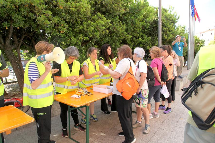 Semana del Mayor 2017 - Concentración y Recorrido de Marcha Nórdica - Imagen de personas recogiendo dorsales del recorrido de la Marcha Nórdica.