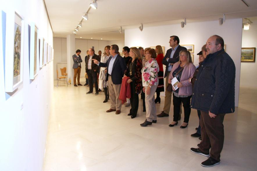 Alcalde Ignacio de Vinuesa junto a la artista Maribel Florez.Y de asistentes a la Inauguración. 