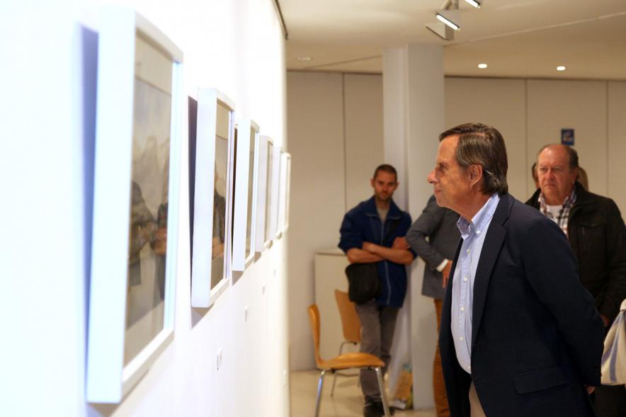 Alcalde Ignacio de Vinuesa, mirando una de las obras. 