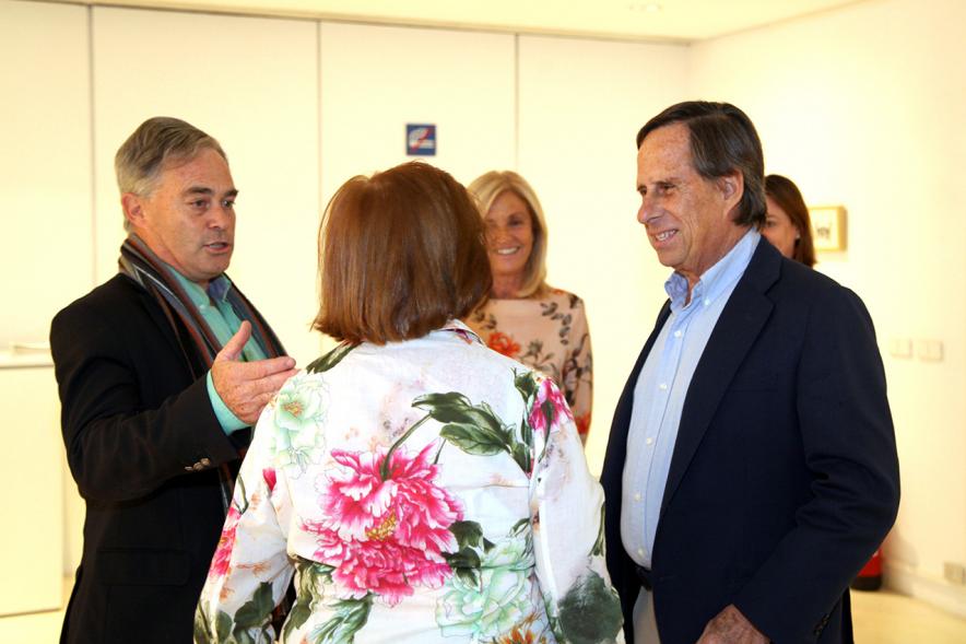 Alcalde Ignacio de Vinuesa junto a la artista Maribel Flórez de asistentes a la Inauguración. 