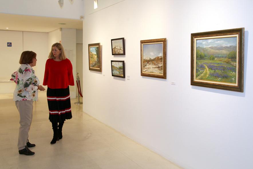 Directora del centro Belén Pool, hablando con la artista Maribel Flórez. 