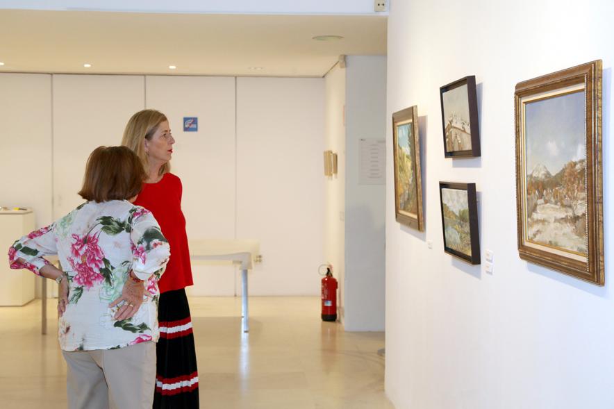 Directora del centro Belén Pool, hablando con la artista Maribel Flórez. 
