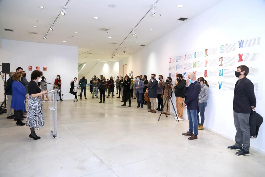 Inauguración Exposición "ABCDario" de Javier Mariscal - Imagen vista general de las personas asistentes a la inauguración.