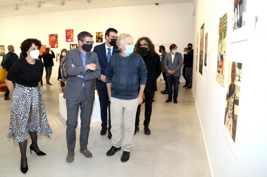 Inauguración Exposición "ABCDario" de Javier Mariscal - Imagen de Javier Mariscal recorriendo la exposición con las autoridades asistentes a la inauguración. 