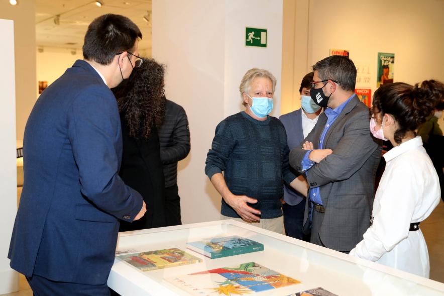 Inauguración Exposición "ABCDario" de Javier Mariscal - Imagen de Javier Mariscal recorriendo la exposición con las autoridades asistentes a la inauguración. 