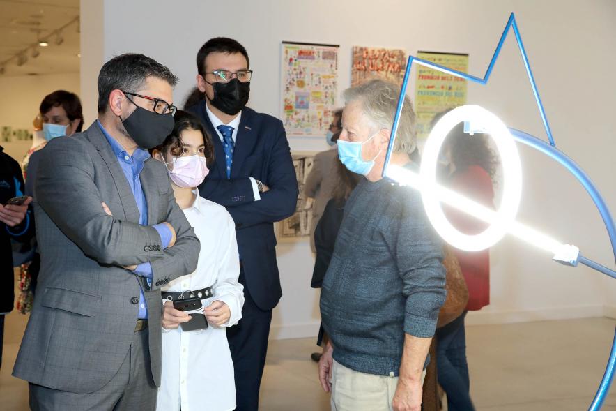 Inauguración Exposición "ABCDario" de Javier Mariscal - Imagen de Javier Mariscal recorriendo la exposición con las autoridades asistentes a la inauguración. 