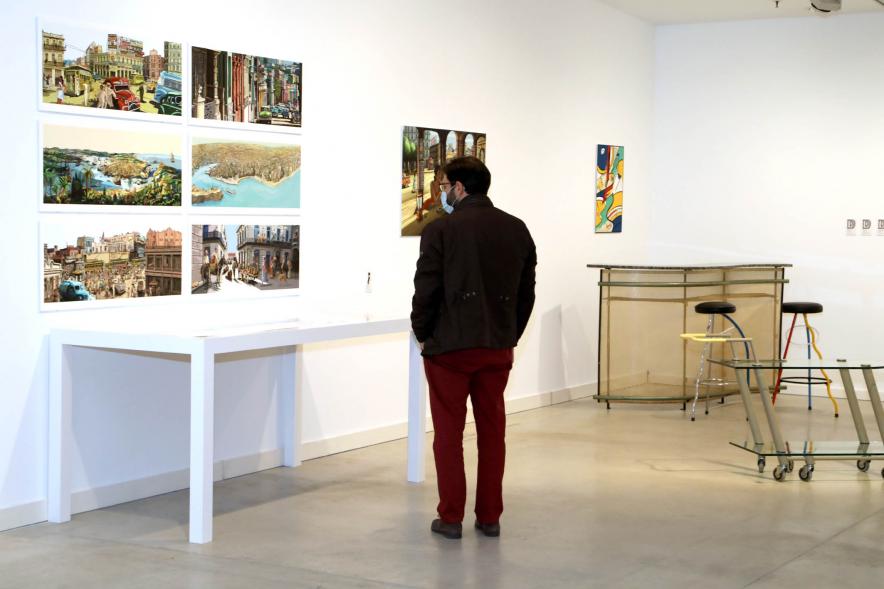 Inauguración Exposición "ABCDario" de Javier Mariscal - Imagen de una persona mirando la obra de Javier Mariscal.  