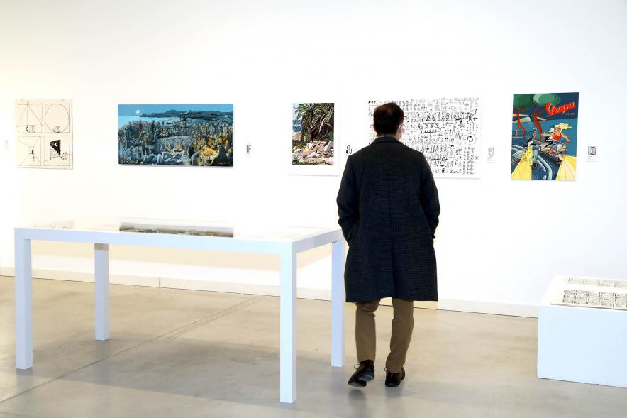 Inauguración Exposición "ABCDario" de Javier Mariscal - Imagen de una persona mirando la obra de Javier Mariscal.  