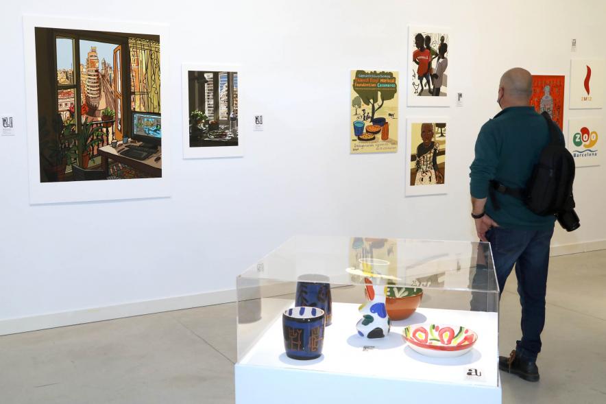 Inauguración Exposición "ABCDario" de Javier Mariscal - Imagen de una persona mirando la obra de Javier Mariscal.  