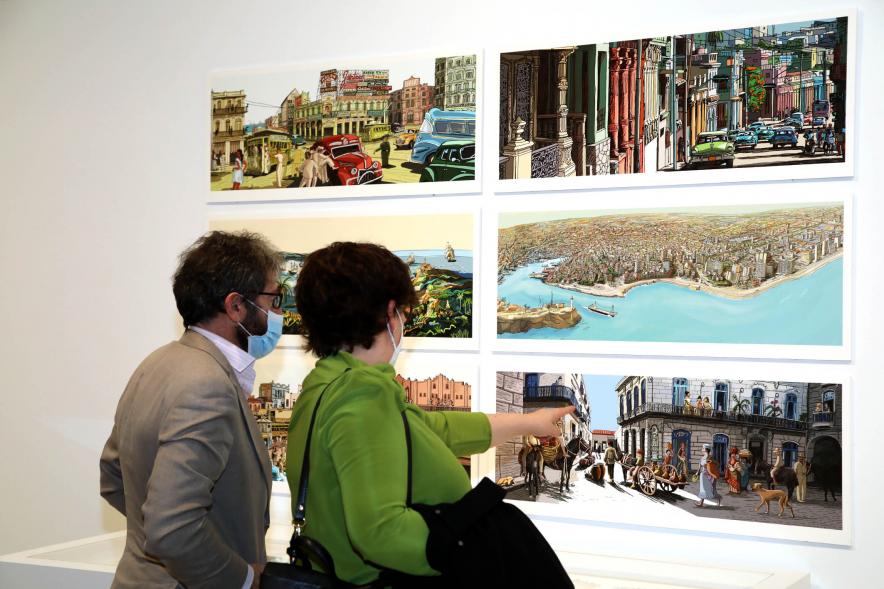 Inauguración Exposición "ABCDario" de Javier Mariscal -   Imagen de varias personas mirando la obra de Javier Mariscal. 