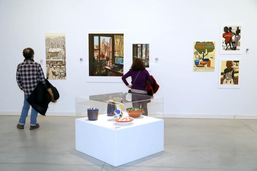 Inauguración Exposición "ABCDario" de Javier Mariscal -   Imagen de varias personas mirando la obra de Javier Mariscal. 