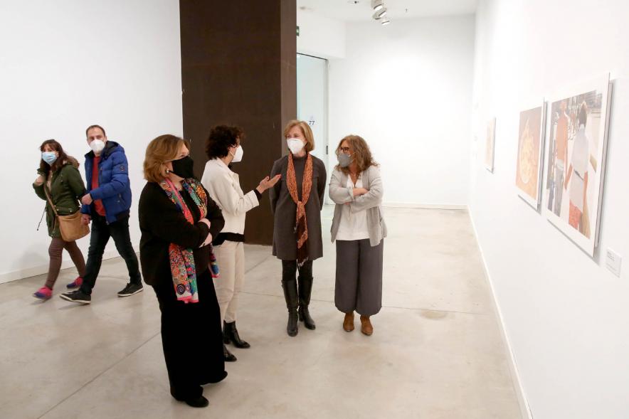 Concejalas y visitantes en la exposición - 2021