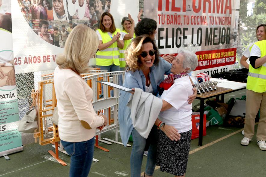 VIIª Carrera Solidaria Fundación Mary Ward - Imagen de personas saludándose.