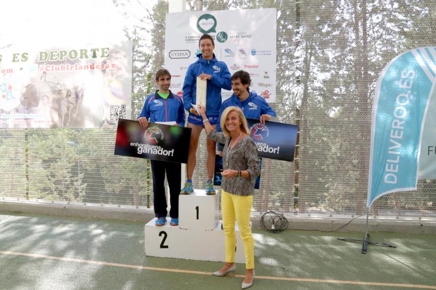 Vª Carrera Solidaria Fundación Mary Ward - Imagen de los ganadores en el pódium.