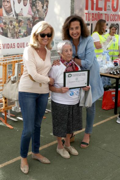 VIIª Carrera Solidaria Fundación Mary Ward - Imagen de la entrega de un diploma.