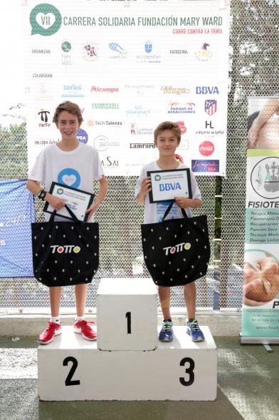 VIIª Carrera Solidaria Fundación Mary Ward - Imagen campeones infantiles posando con sus premios.