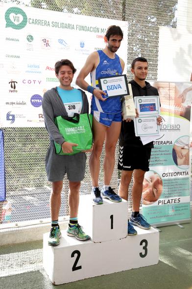 VIIª Carrera Solidaria Fundación Mary Ward -  Imagen del pódium con los vencedores con sus respectivos premios.