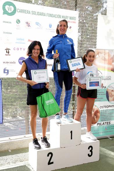 VIIª Carrera Solidaria Fundación Mary Ward - Imagen del pódium con las vencedoras con sus respectivos premios.