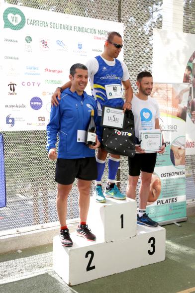 VIIª Carrera Solidaria Fundación Mary Ward - Imagen del pódium con los vencedores con sus respectivos premios.