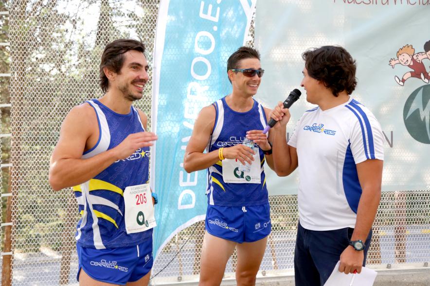 Vª Carrera Solidaria Fundación Mary Ward - Participantes de la carrera siendo entrevistado.