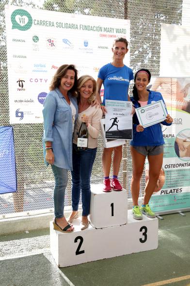 VIIª Carrera Solidaria Fundación Mary Ward - Imagen del pódium con las vencedoras con sus respectivos premios.