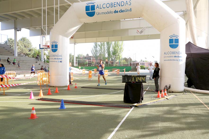 Vª Carrera Solidaria Fundación Mary Ward - Corredor cruzando la línea de meta.