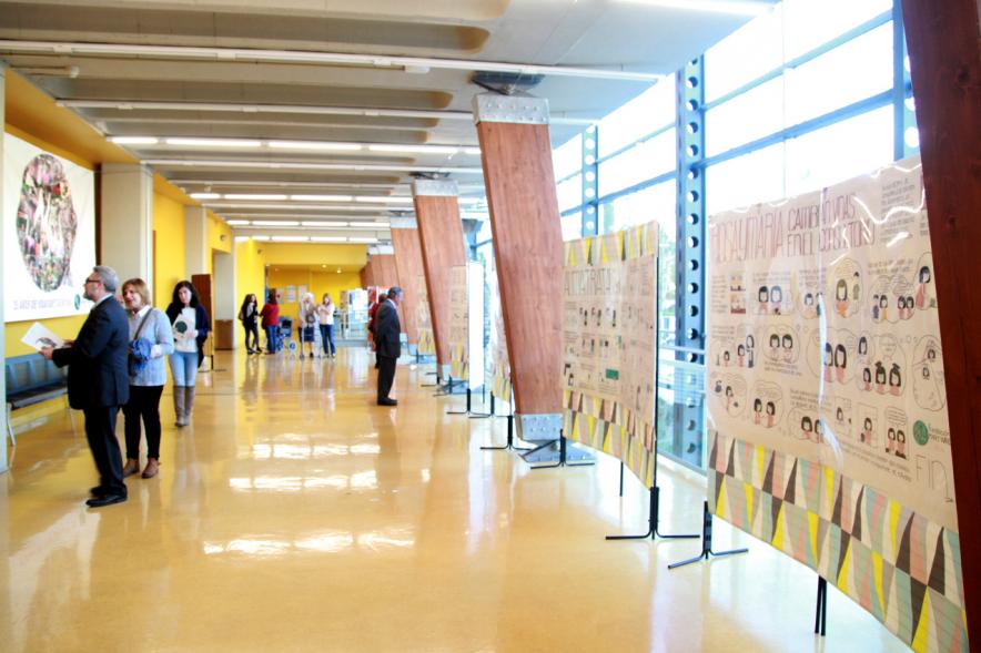 Expo y Charla Historias que Cambian la Historia de la Fundación Mary Ward - Vista del exterior de la sala.