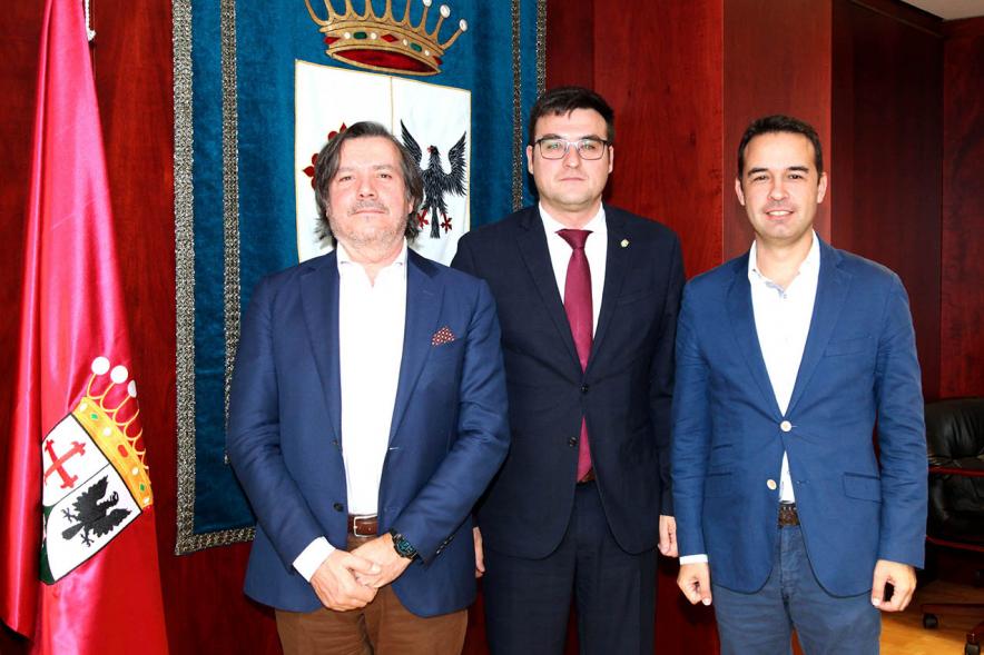 Firmantes posan tras la firma