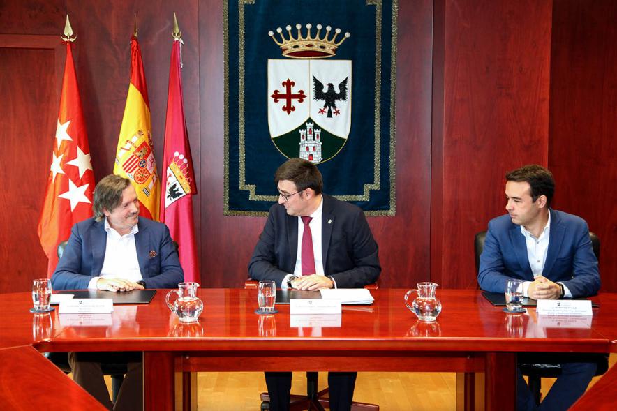 Representantes de cada una de las partes en la firma del acuerdo