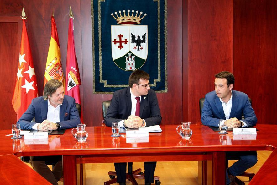 Representantes de cada una de las partes en la firma del acuerdo