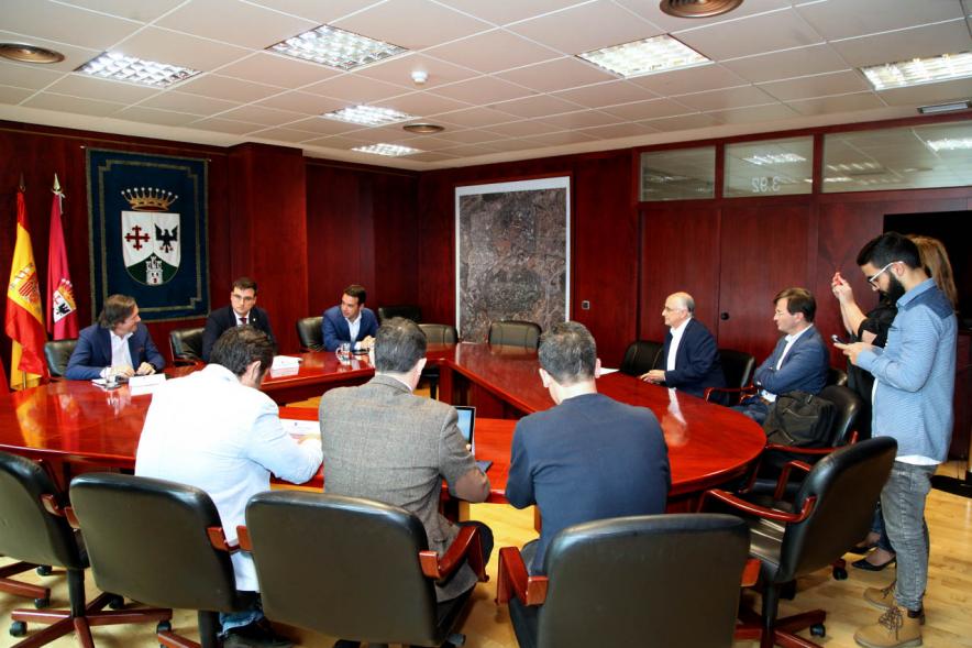 Representantes de cada una de las partes en la firma del acuerdo