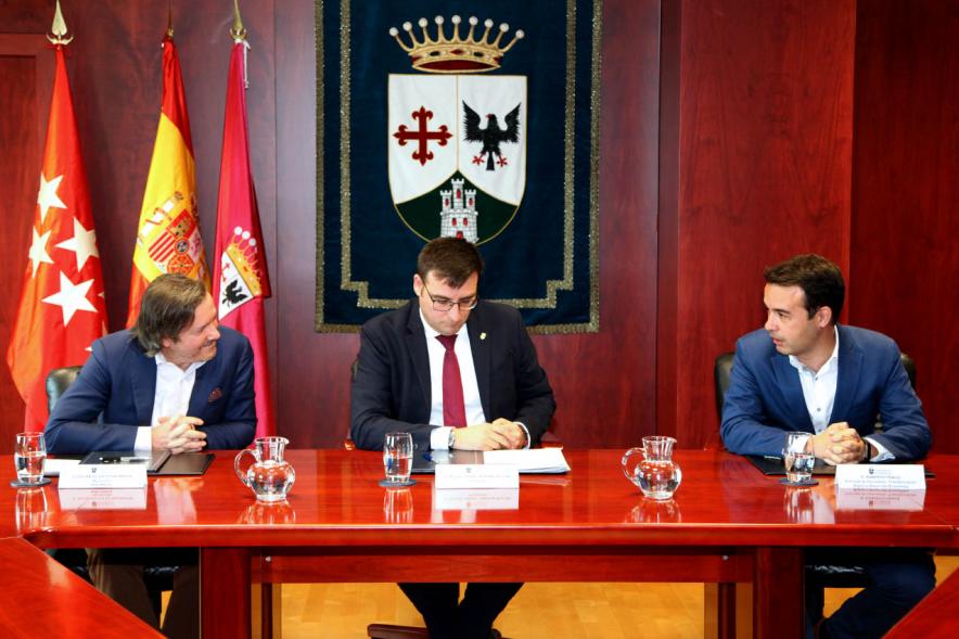 Firmantes charlan durante el encuentro
