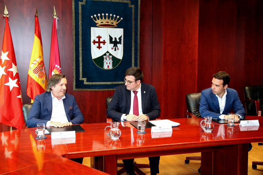Firmantes charlan durante el encuentro