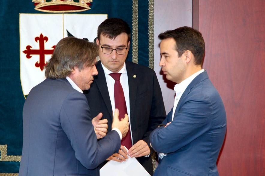 Firmantes charlan durante el encuentro