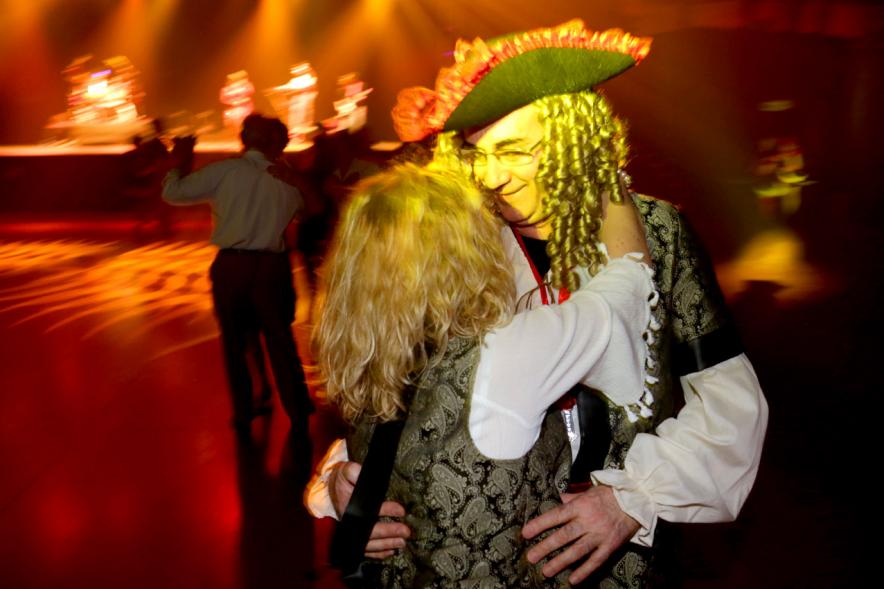 Baile de Máscaras de Carnaval -  Imagen de una pareja disfrazada bailando en la pista.