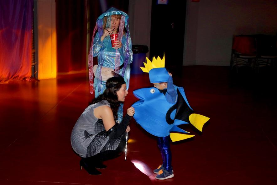 Baile de Máscaras de Carnaval - Imagen de dos personas disfrazadas y un niño también disfrazado.