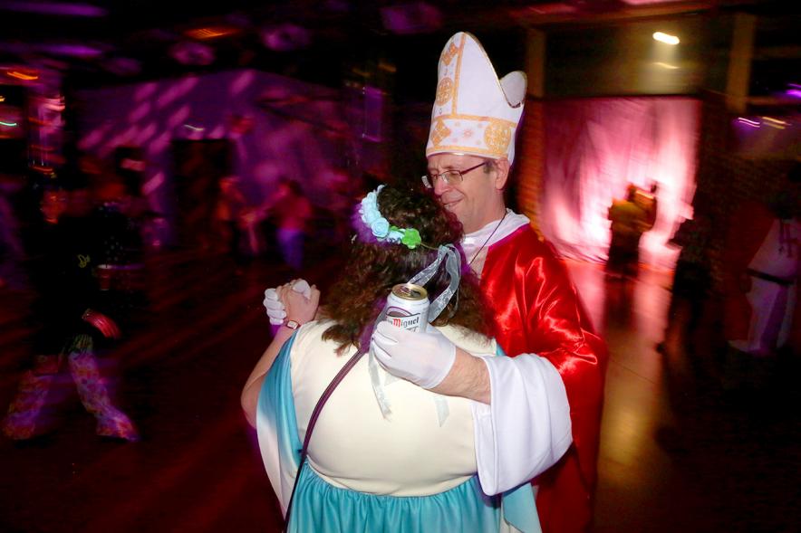 Baile de Máscaras de Carnaval -  Imagen de una pareja disfrazada bailando en la pista.