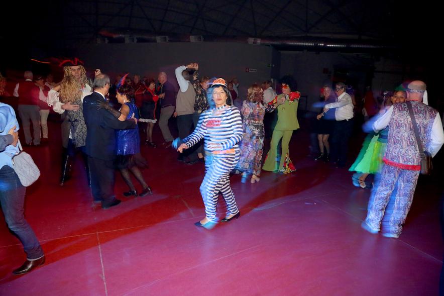 Baile de Máscaras de Carnaval - Imagen de vista general de la pista de baile donde podemos ver a varias parejas.
