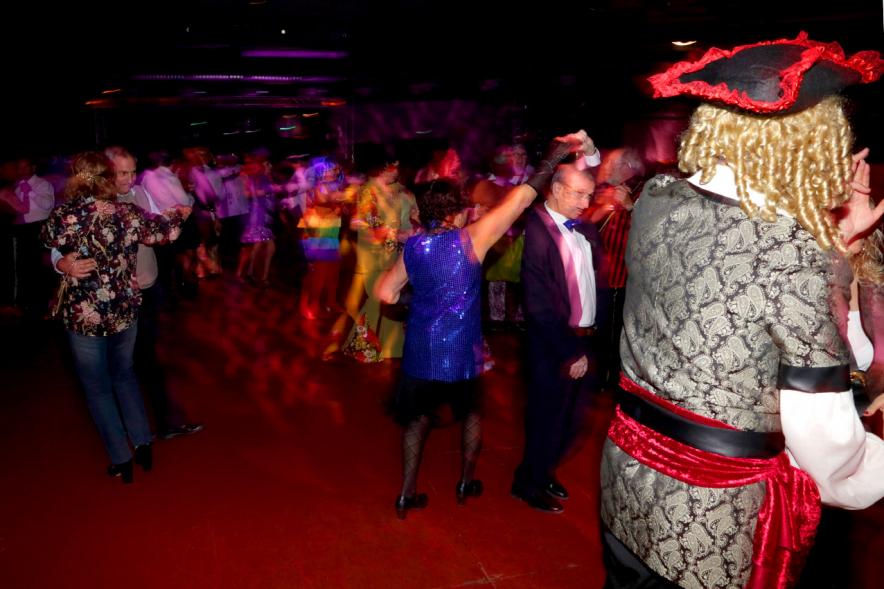 Baile de Máscaras de Carnaval - Imagen de vista general de la pista de baile donde podemos ver a varias parejas.