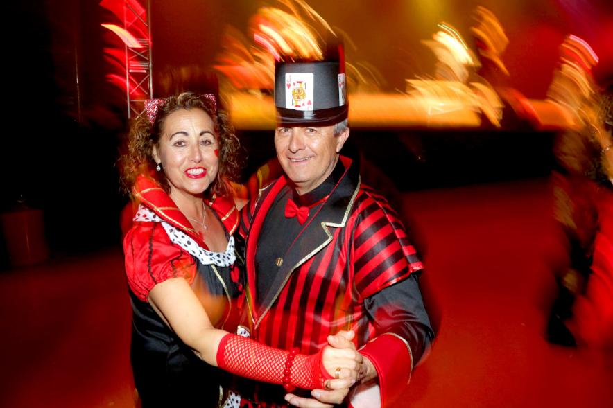 Baile de Máscaras de Carnaval - Imagen de una pareja disfrazada bailando en la pista.