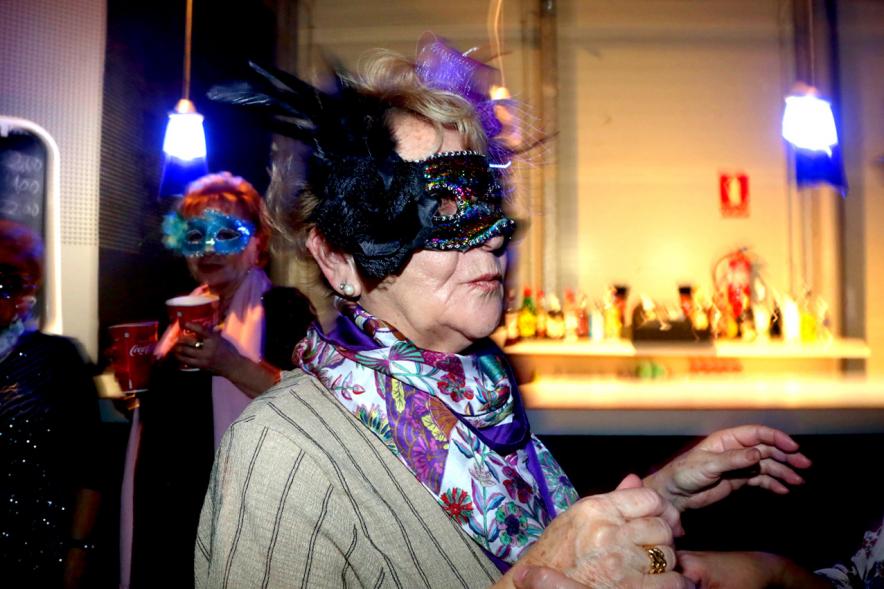 Baile de Máscaras de Carnaval - Imagen de primer plano de una mujer con una máscara.
