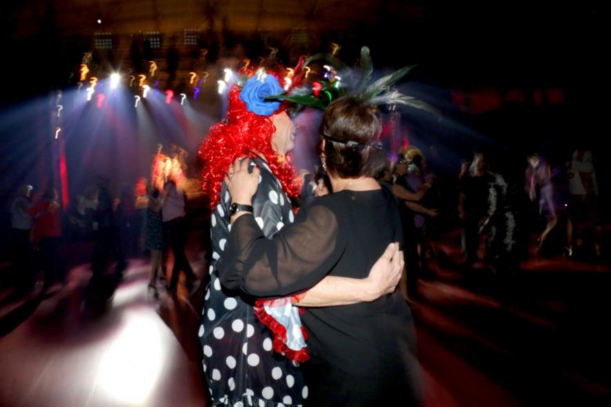 Baile de Máscaras de Carnaval - Imagen de una pareja disfrazada bailando en la pista.